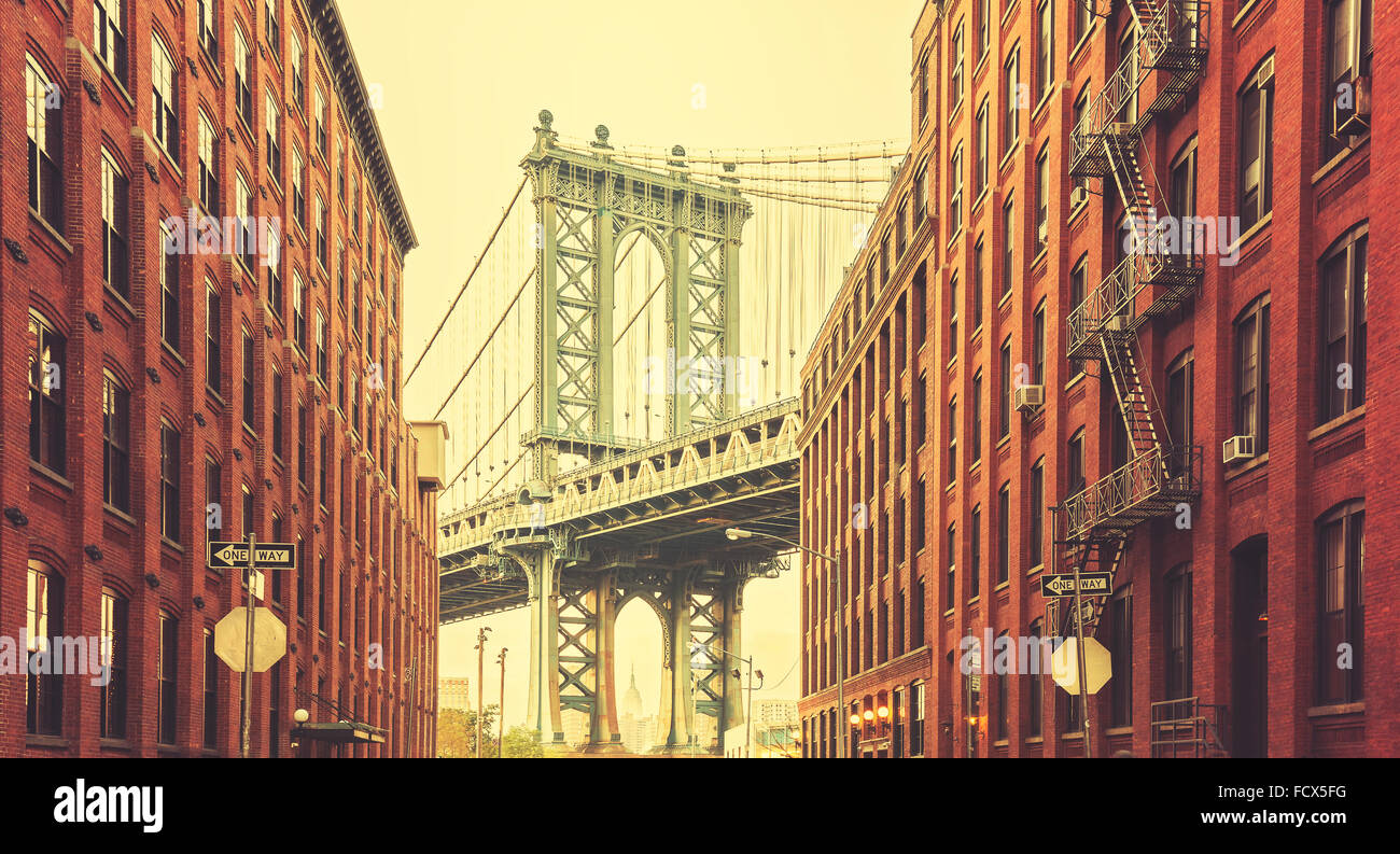 Stylisé rétro Manhattan Bridge vu de Dumbo, New York. Banque D'Images