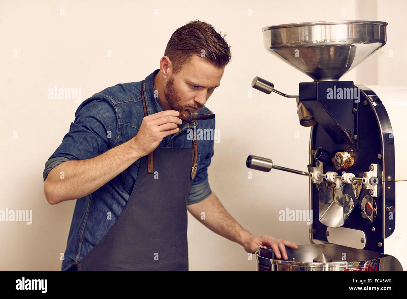 Connoiseur café fraîchement torréfié haricots pour contrôle de l'arôme plein Banque D'Images