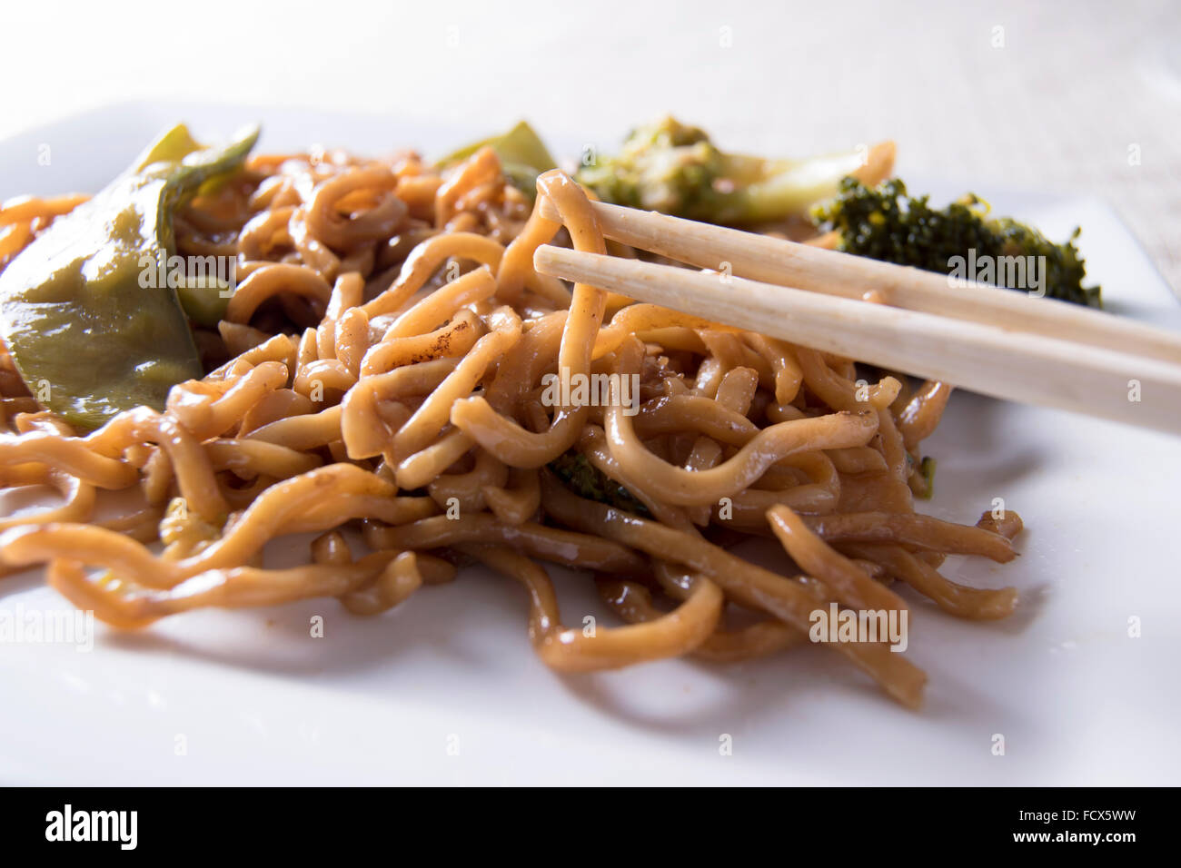 Légumes nouilles chinoises et baguettes Banque D'Images