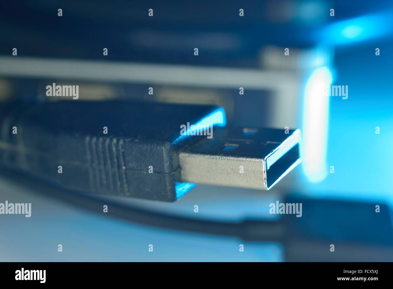 Connecteur USB Zoom macro cyan sur le câble pour connexion téléphonique Banque D'Images