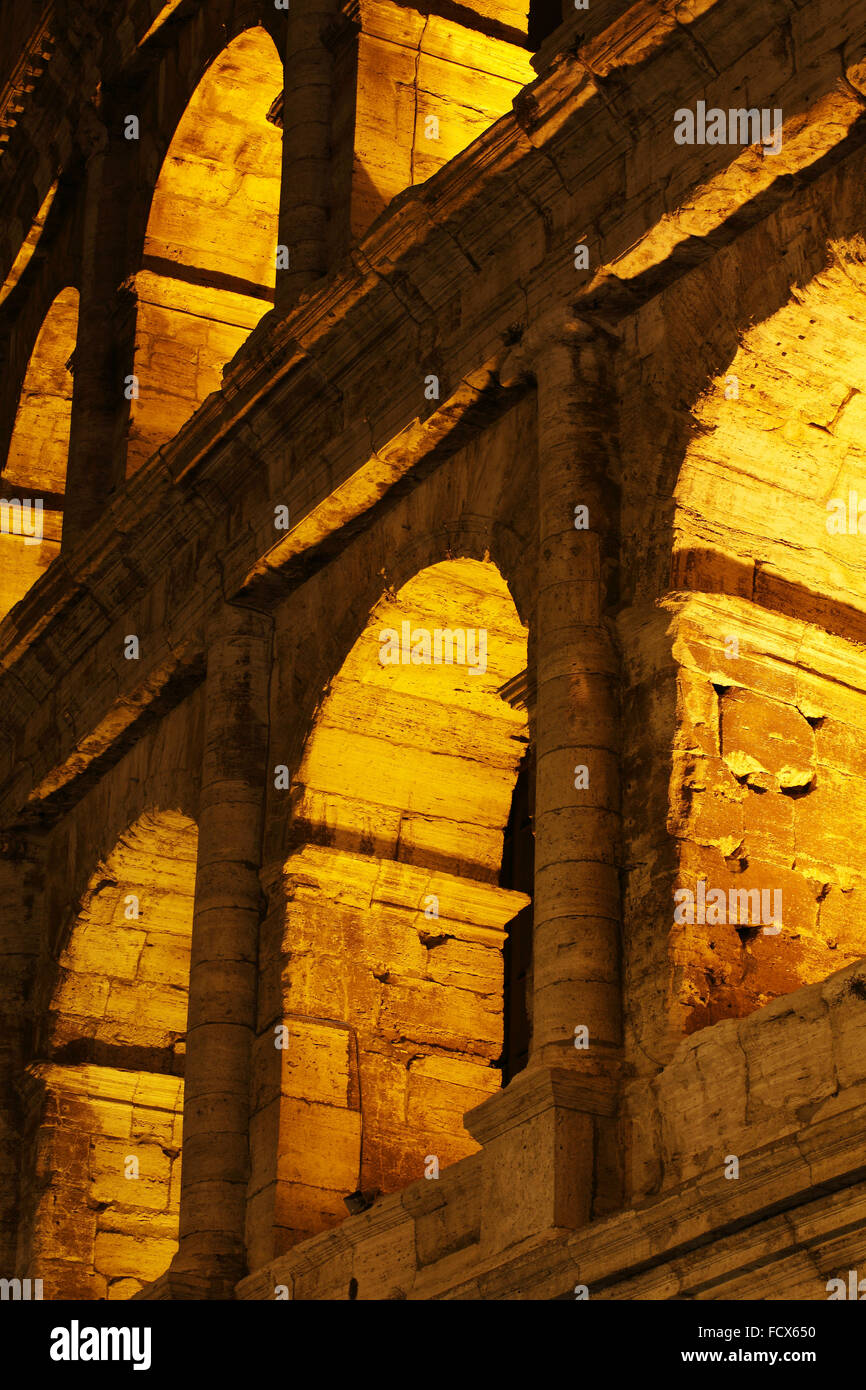 Le colisée ou amphithéâtre Flavien ou Colisée à Rome, Italie ; (Latin : Amphitheatrum Flavium) ; Anfiteatro Flavio ou Colosseo Banque D'Images