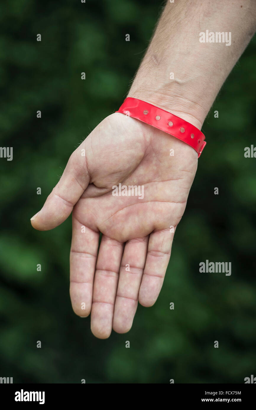 Demandeurs d'asile de Lynx Chambre à Cardiff, Pays de Galles, ont été faits pour porter des bracelets rouges afin de réclamer de la nourriture. Banque D'Images