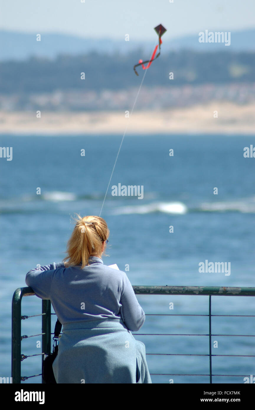 Jeune femme jouant avec kite, Cannery Row, Monterey, Californie, États-Unis Banque D'Images