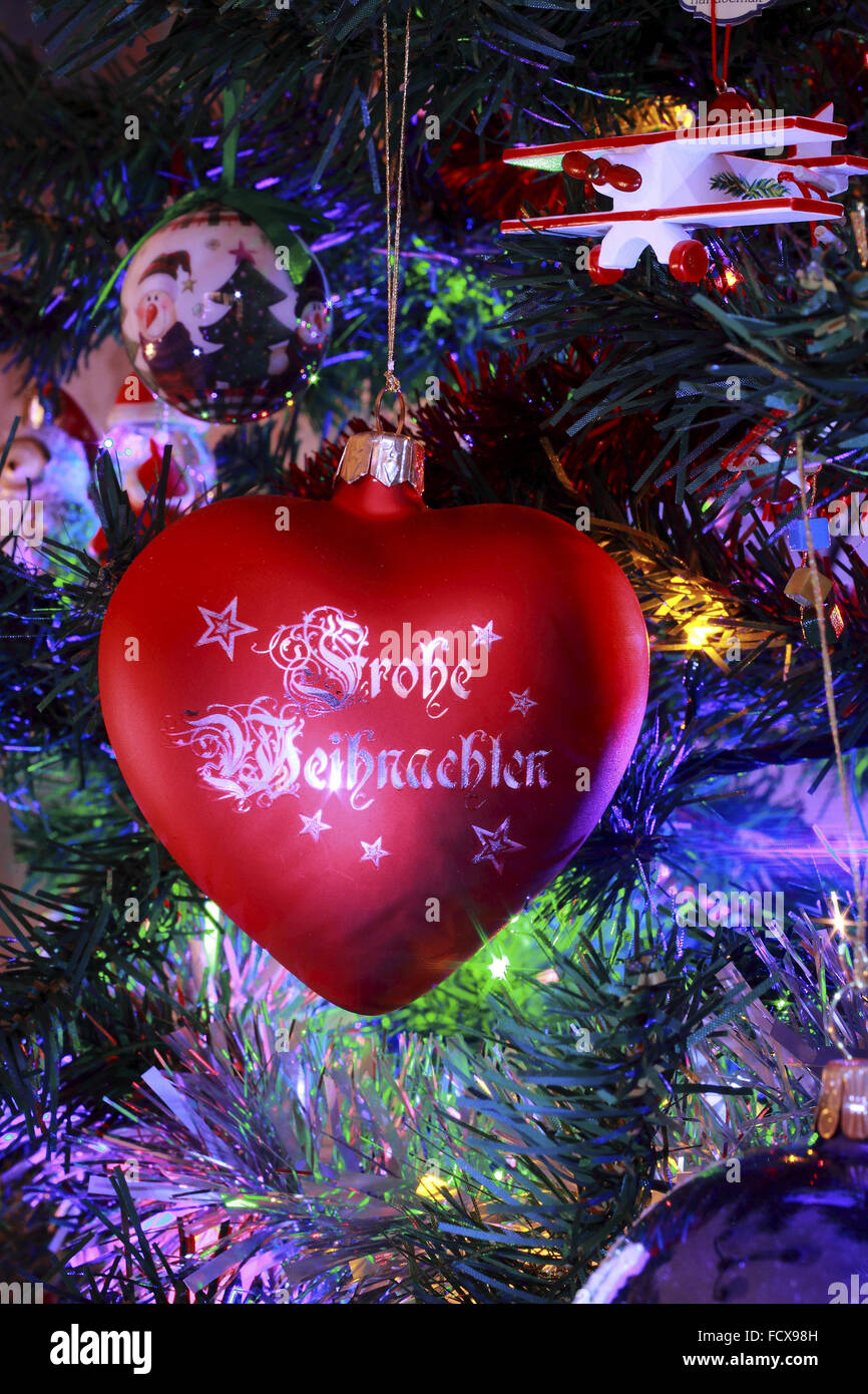 Kathe Wohlfahrt Frohe Weihnachten coeur en verre, décoration de Noël sur un arbre de Noël décoré Banque D'Images