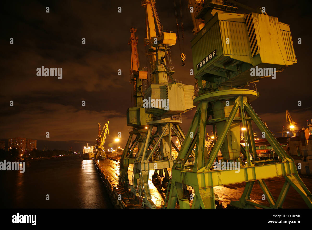 St Petersburg grues dock par nuit Banque D'Images