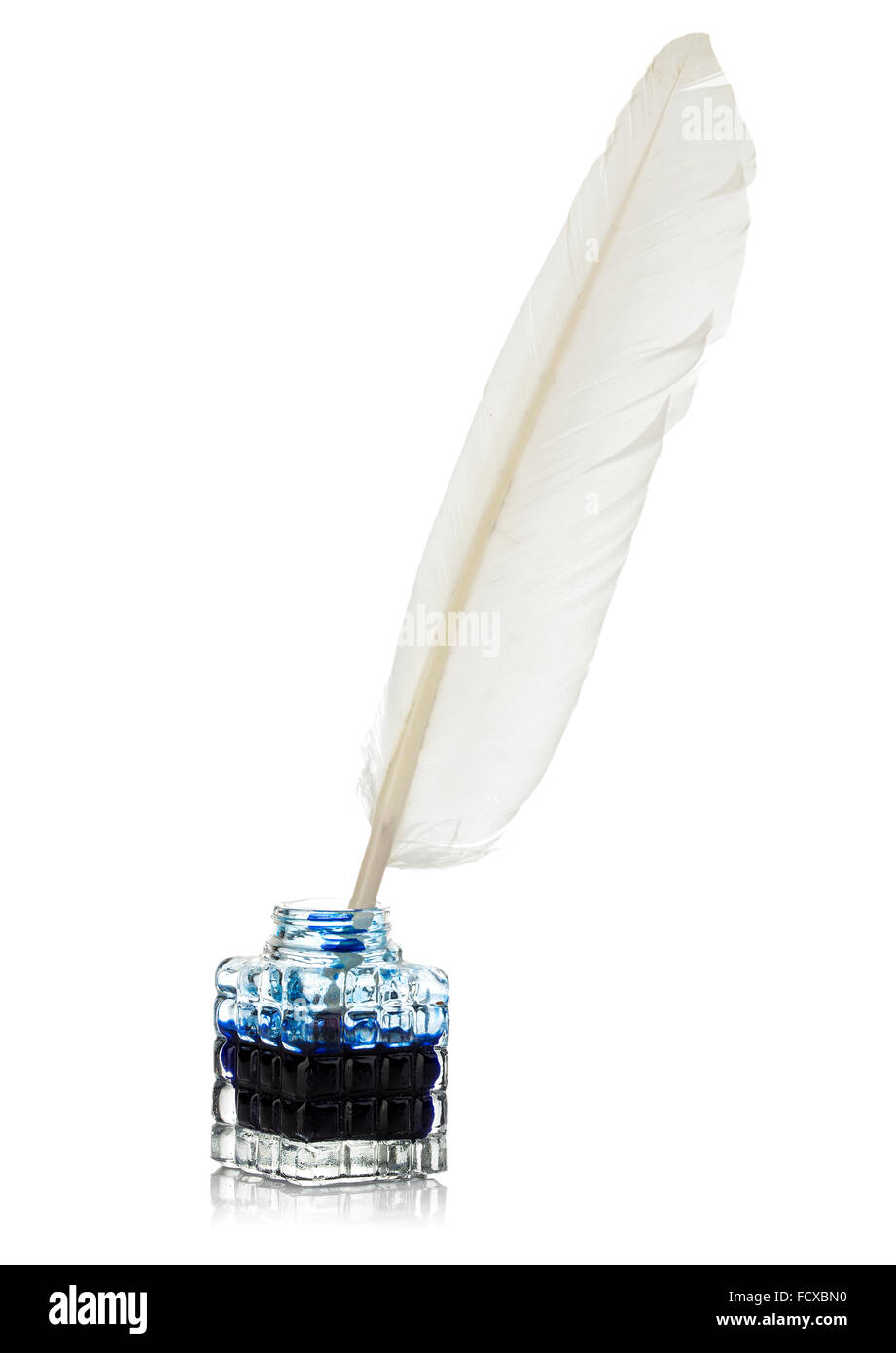 Plume blanche plume et encrier en verre isolé sur un fond blanc. Style rétro. Banque D'Images