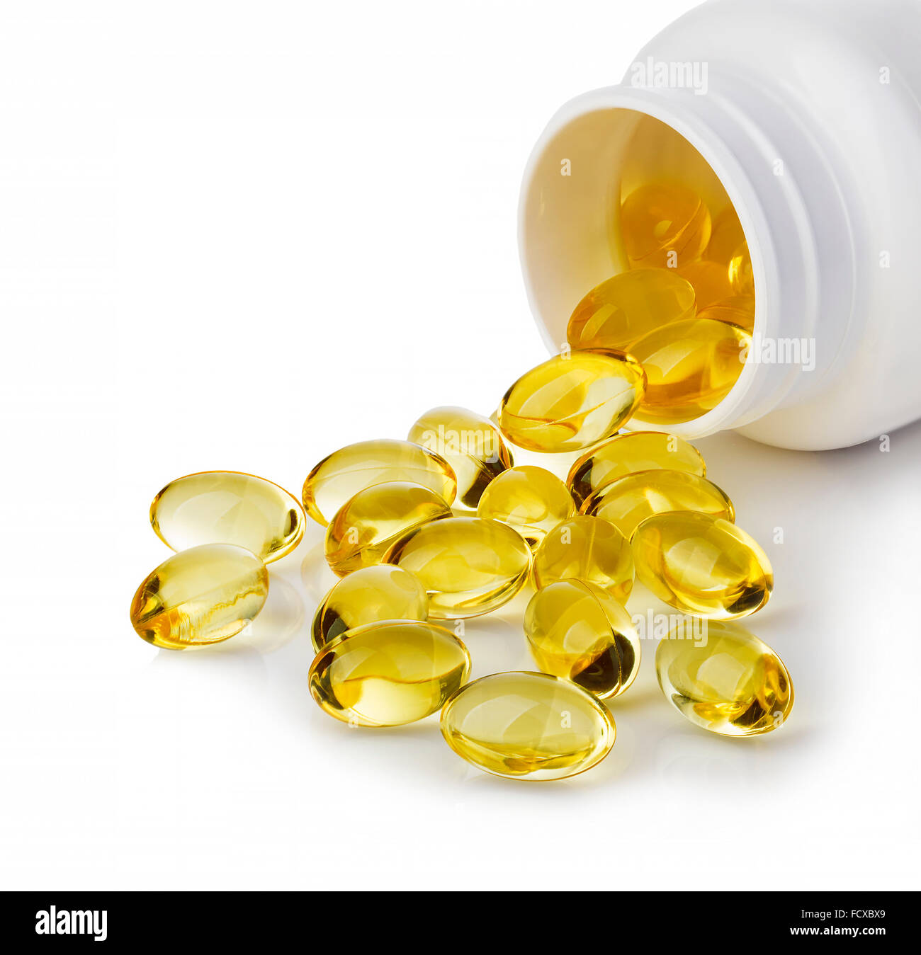 Gels doux comprimés avec de l'huile oméga-3 s'échappant de bouteille de pilules close-up isolé sur un fond blanc. Banque D'Images