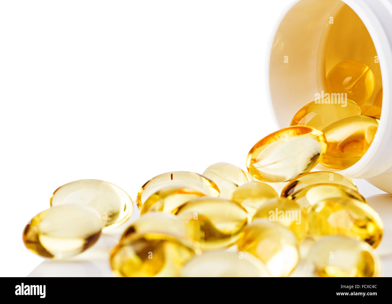 Gels doux comprimés avec de l'huile oméga-3 s'échappant de bouteille de pilules close-up isolé sur un fond blanc. Banque D'Images
