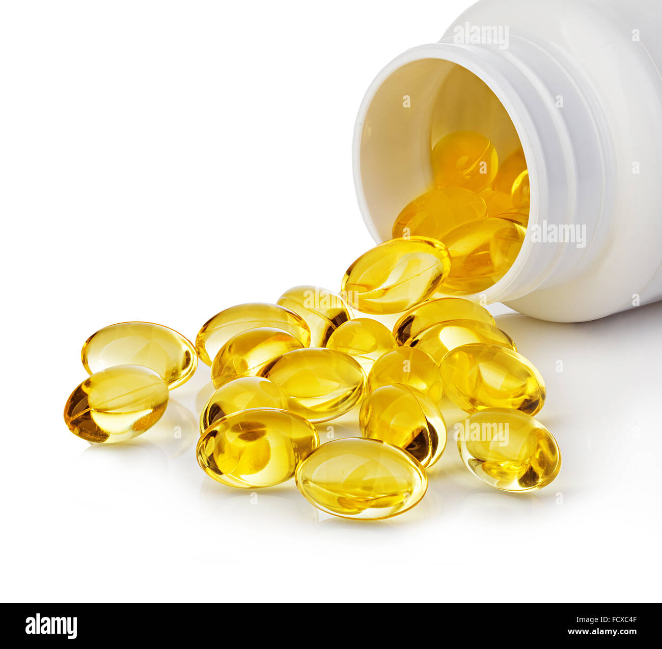 Gels doux comprimés avec de l'huile oméga-3 s'échappant de bouteille de  pilules close-up isolé sur un fond blanc Photo Stock - Alamy