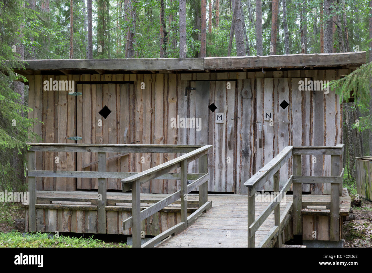 Une rampe et des toilettes accessibles aux personnes handicapées dans le cercle arctique, région de randonnée près de Rovaniemi, Finlande Banque D'Images