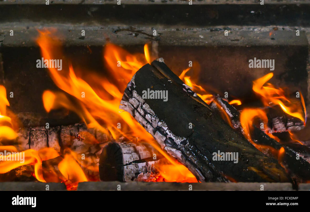 Chauffage, la chaleur, le feu et l'agrément concept - close up d'une cheminée à la maison Banque D'Images