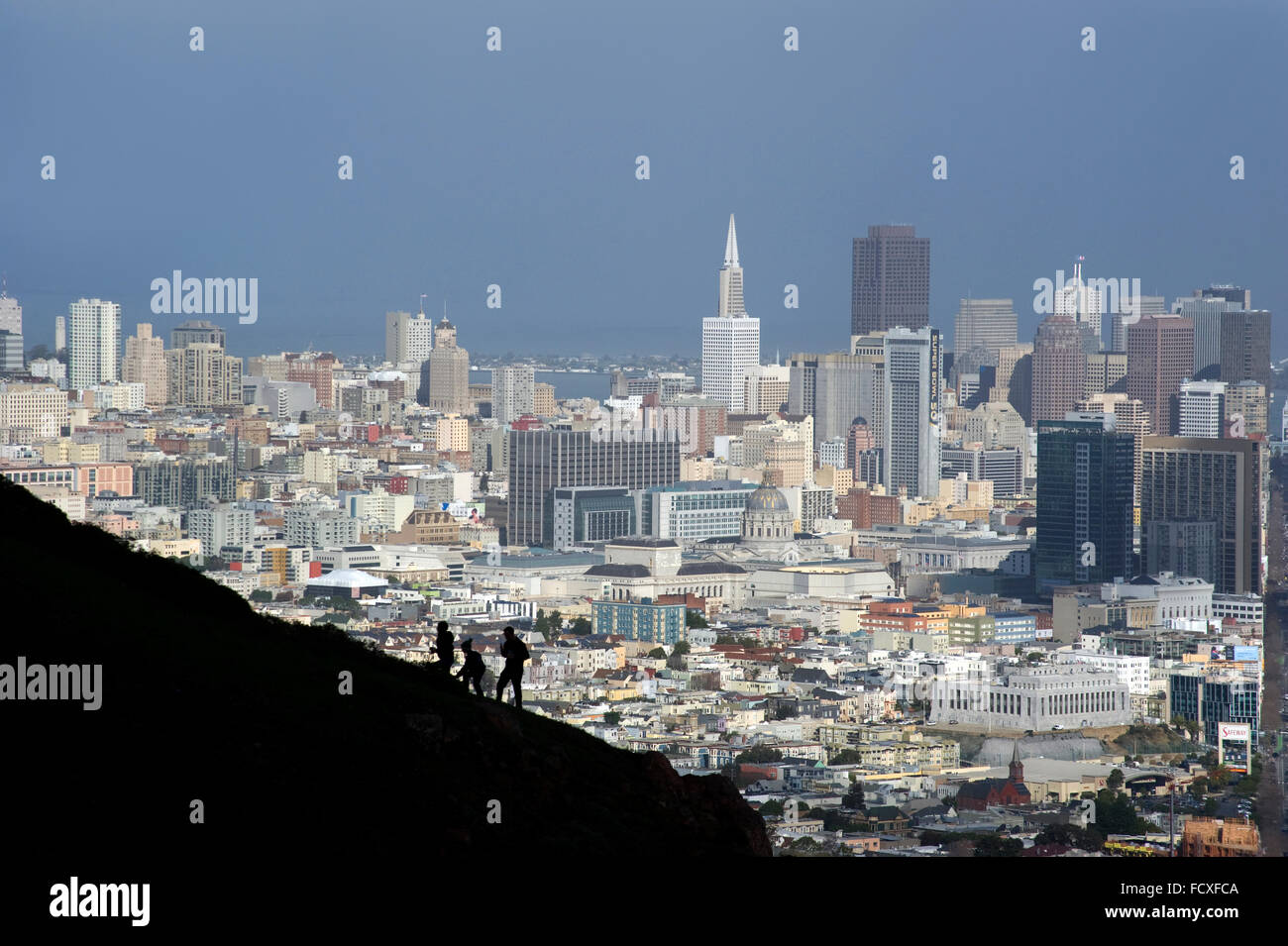 San Francisco vue de Twin Peaks avec grimpeurs en premier plan. Banque D'Images