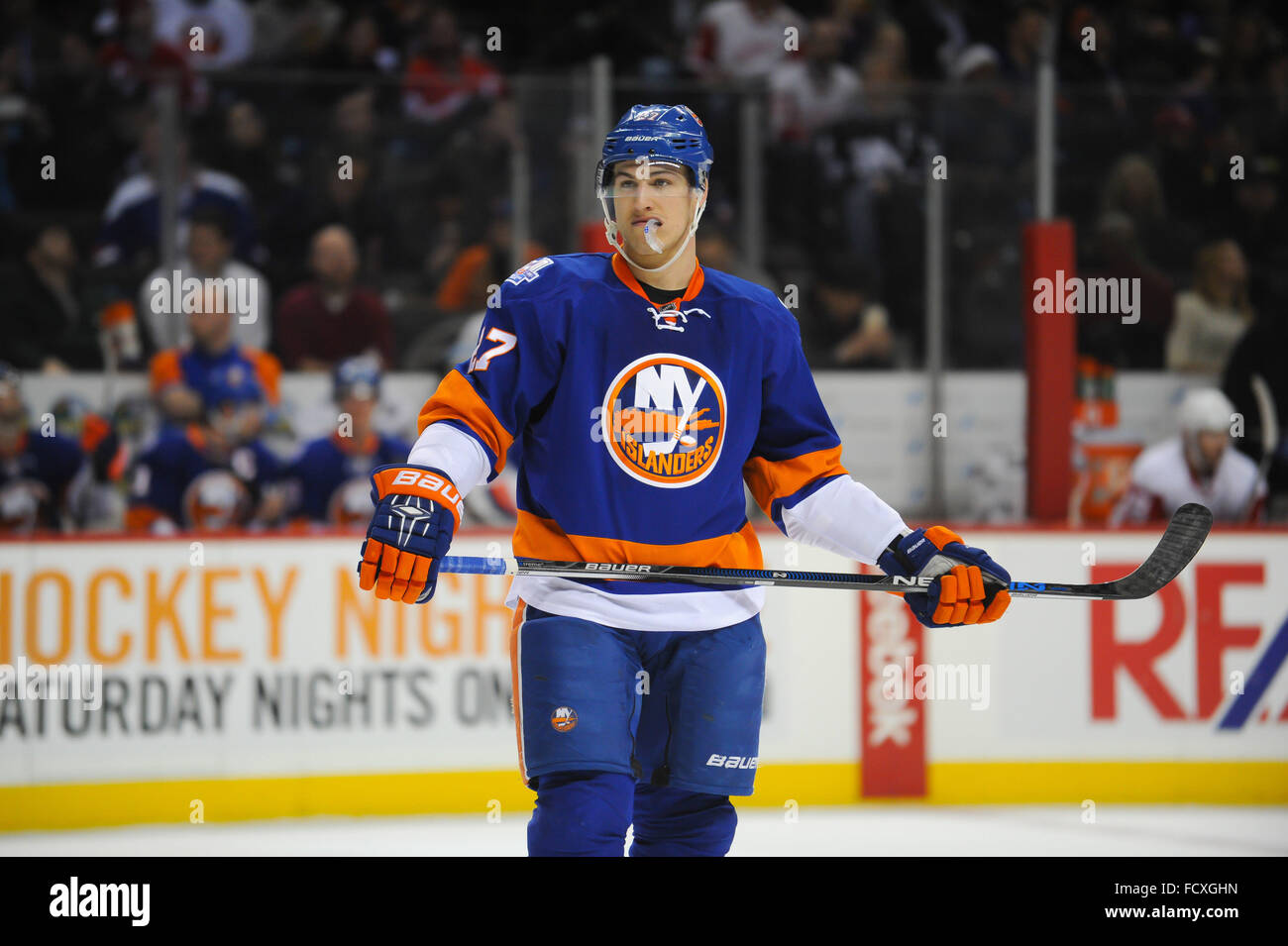 Brooklyn, New York, USA. 25 Jan, 2016. Anders Lee (27) de la Nouvelle York insulaire en action lors d'un match contre les Red Wings de Detroit au Barclays Center de Brooklyn, New York. Gregory Vasil/Cal Sport Media/Alamy Live News Banque D'Images