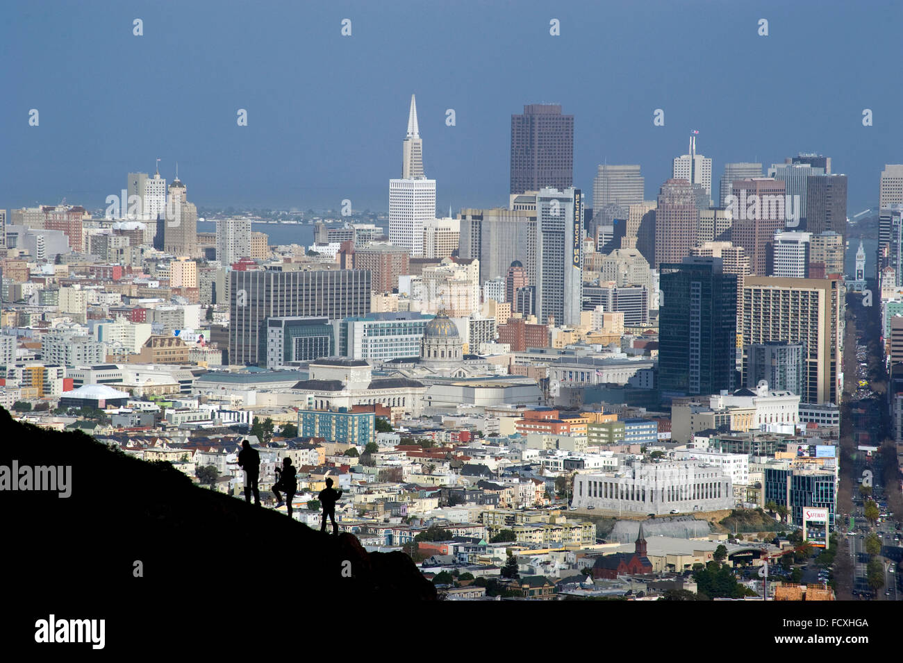 San Francisco vue de Twin Peaks avec grimpeurs en premier plan. Banque D'Images