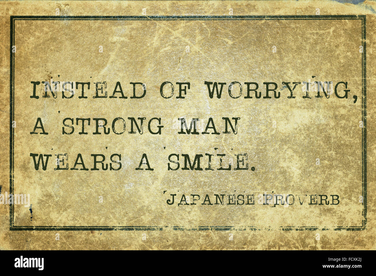 Au lieu de s'inquiéter, un homme porte un sourire - ancien proverbe japonais imprimé sur carton vintage grunge Banque D'Images