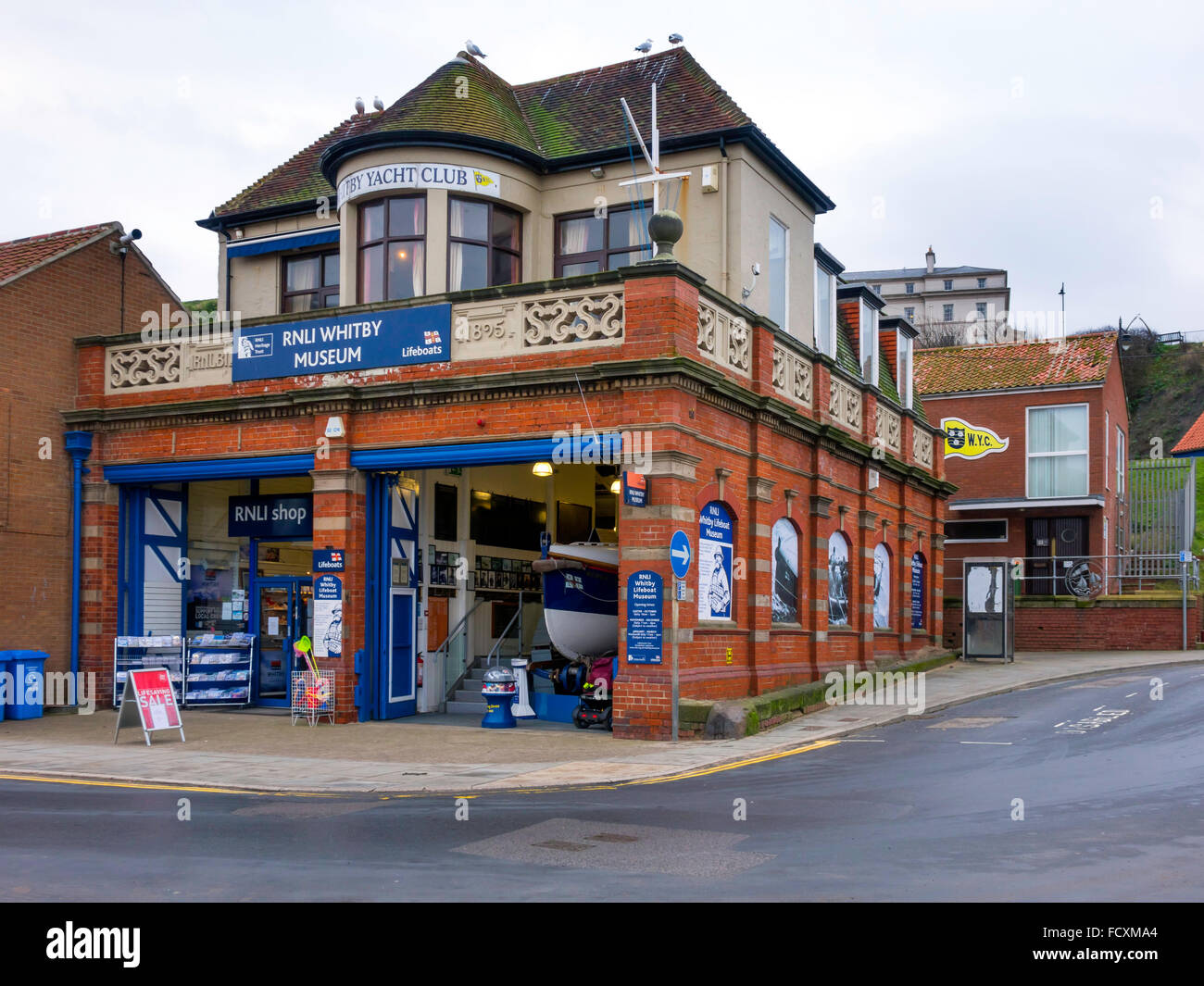 Le Whitby Yacht Club avec vue sur le port au-dessus de la RNLI lifeboat museum, la vie ancienne station de bateau construit 1895 Banque D'Images