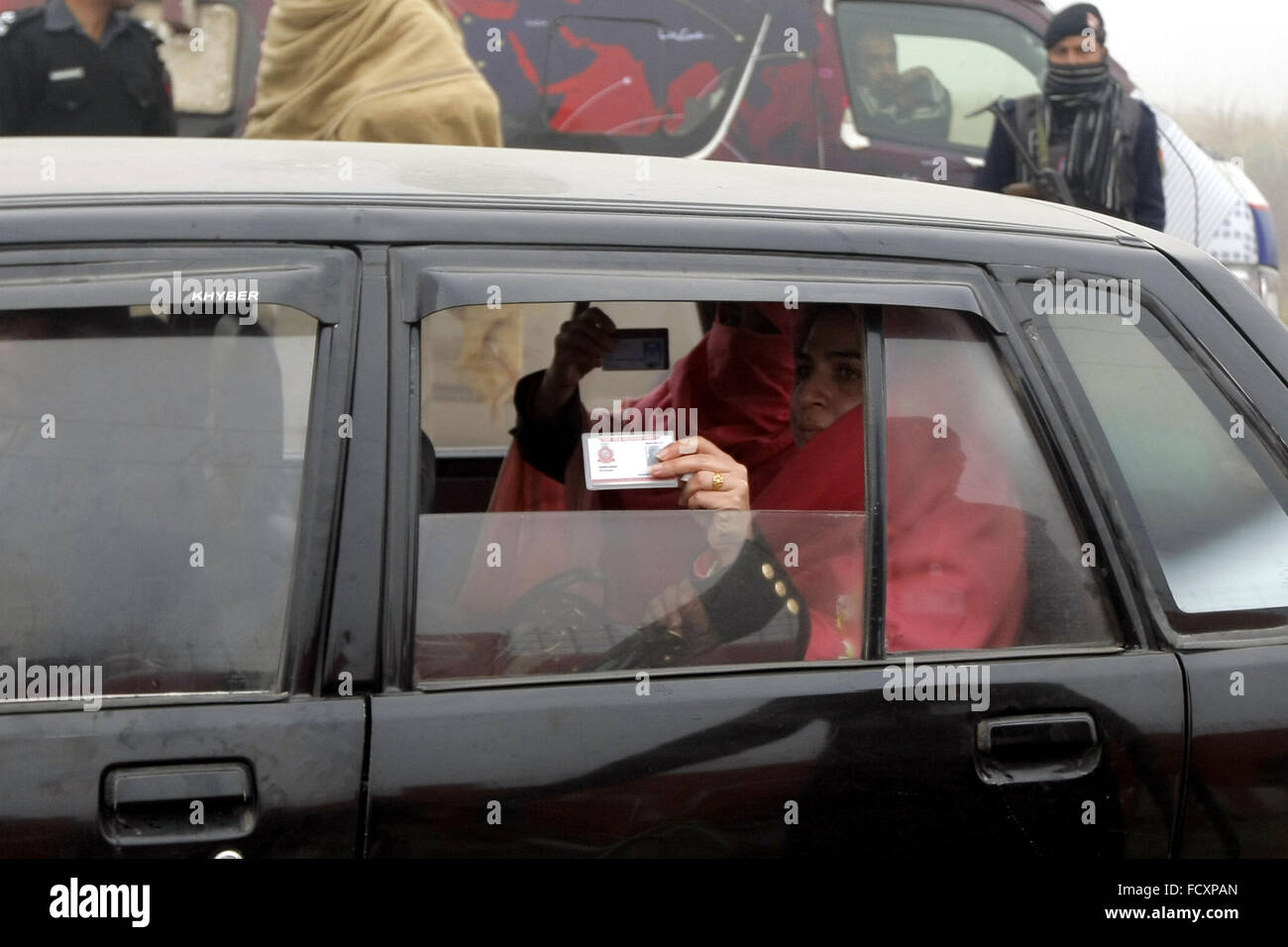 Charsadda, le Pakistan. 25 Jan, 2016. Des étudiants pakistanais montrent leur carte d'identité lorsqu'ils arrivent sur le Bacha Khan University à Charsadda, au Nord-Ouest du Pakistan, le 25 janvier 2016. Le Bacha Khan University à Charsadda a rouvert le lundi, cinq jours après une attaque terroriste qui a tué 21 étudiants, enseignants et agents de sécurité. © Umar Qayyum/Xinhua/Alamy Live News Banque D'Images