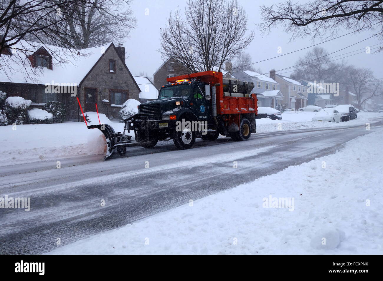 Camion neige labourer une rue résidentielle au cours de tempête d'hiver 2016 à Jonas Bergen County, New Jersey, USA Banque D'Images