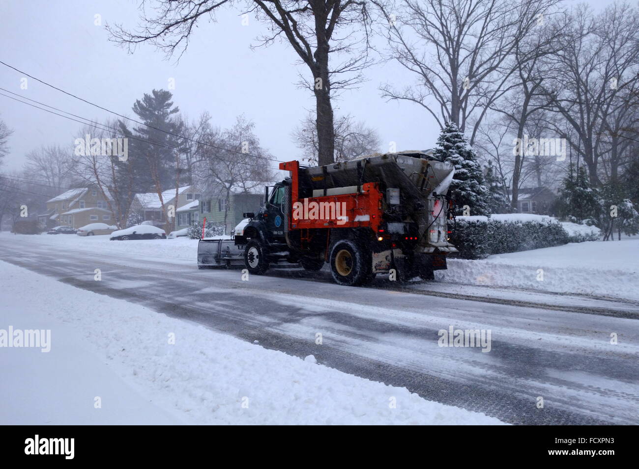 Camion neige labourer une rue résidentielle au cours de tempête d'hiver 2016 à Jonas Bergen County, New Jersey, USA Banque D'Images