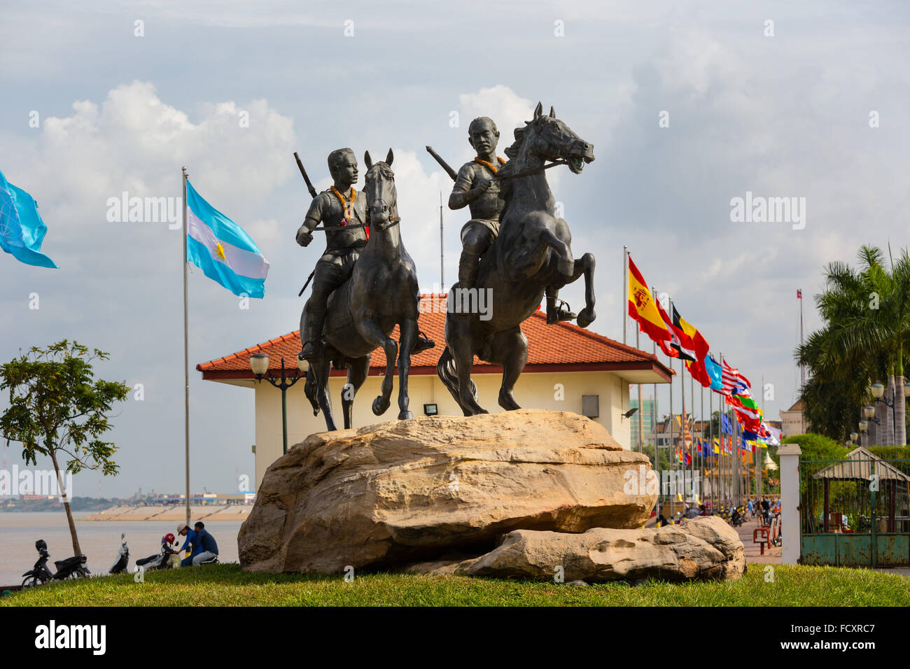 Techo AEM et Techo Yot Sisowath Quay, statue de guerrier, horse monument, drapeaux le long des berges du Tonlé Sap, Phnom Penh Banque D'Images