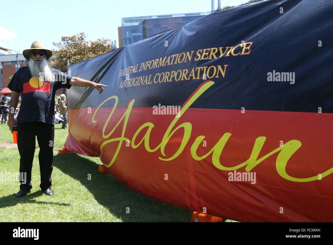 Sydney, Australie. 26 janvier 2016. Yabun 2016 au parc Victoria, Camperdown est une célébration de l'Aboriginal & Torres Straight Islander Cultures. Pour de nombreux autochtones de l'Australie, laquelle marque l'anniversaire de l'arrivée de la première flotte est connu comme Jour d'invasion, de sorte qu'ils ont leur propre célébration. Sur la photo : L'aîné autochtone Lyall Davis. Credit : Crédit : Copyright 2016 Richard Milnes / Alamy Live News Banque D'Images