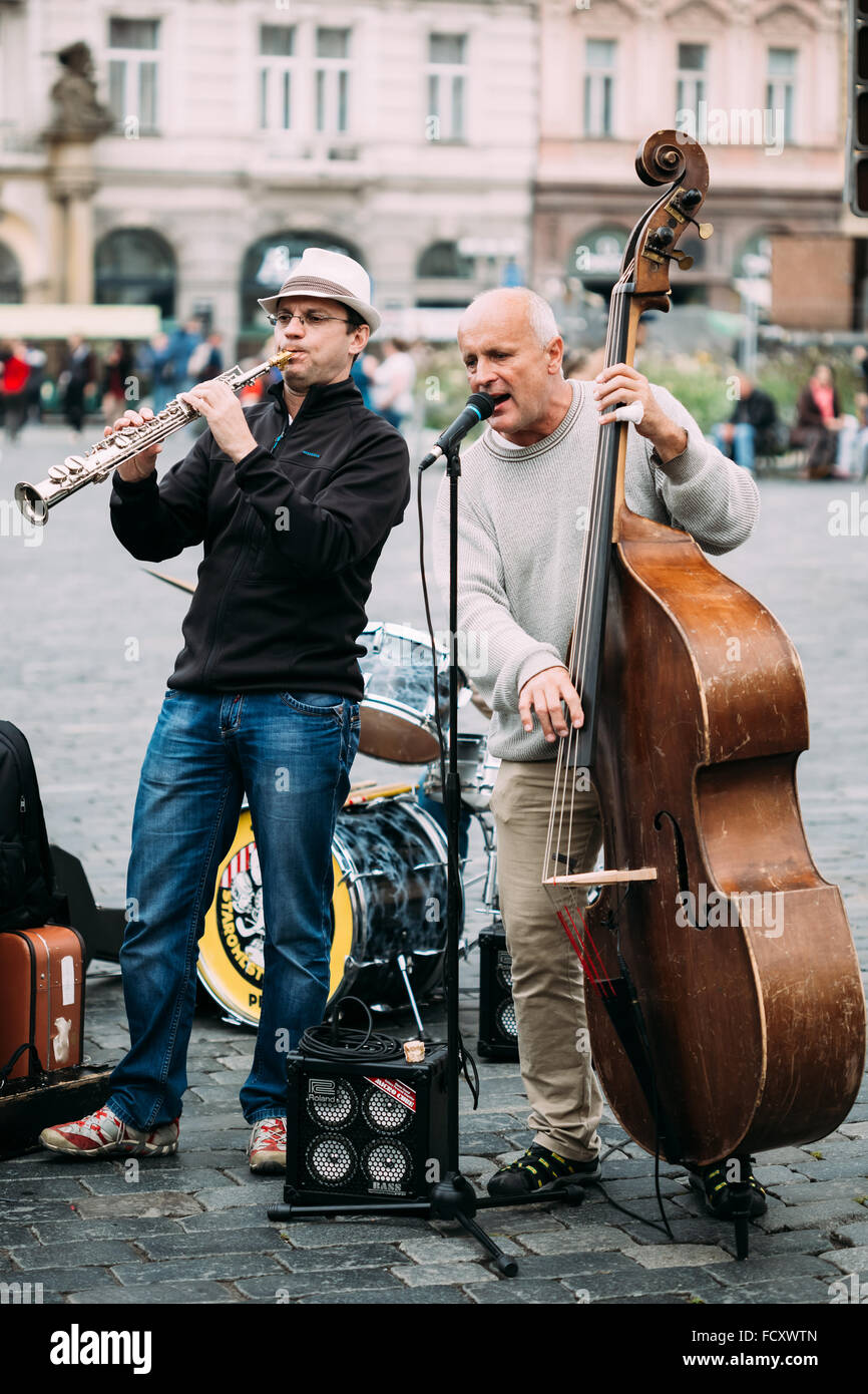 PRAGUE, RÉPUBLIQUE TCHÈQUE - le 10 octobre 2014 Rue de la scène : Busker chansons de jazz sur la place de la vieille ville de Prague. La rue est lega Banque D'Images