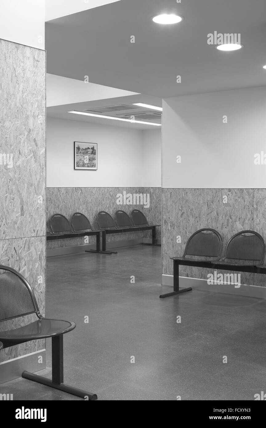 Zone d'attente de l'hôpital avec des chaises métalliques. La verticale. Banque D'Images
