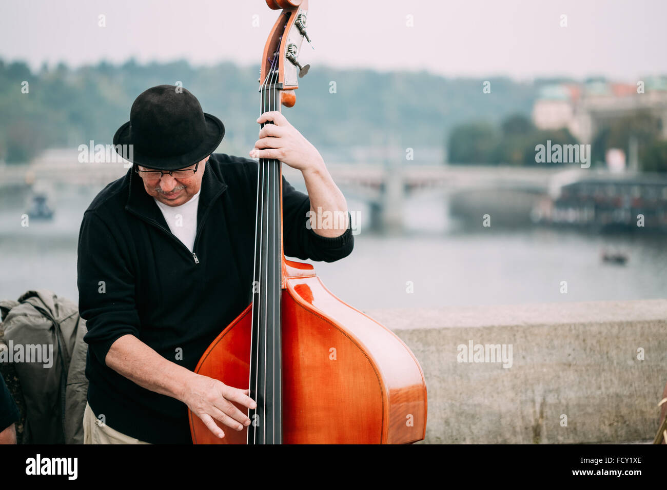 Prague, République tchèque - Le 10 octobre 2014 : Rue des chansons de jazz au musicien ambulant le Pont Charles à Prague. La rue est légal Banque D'Images