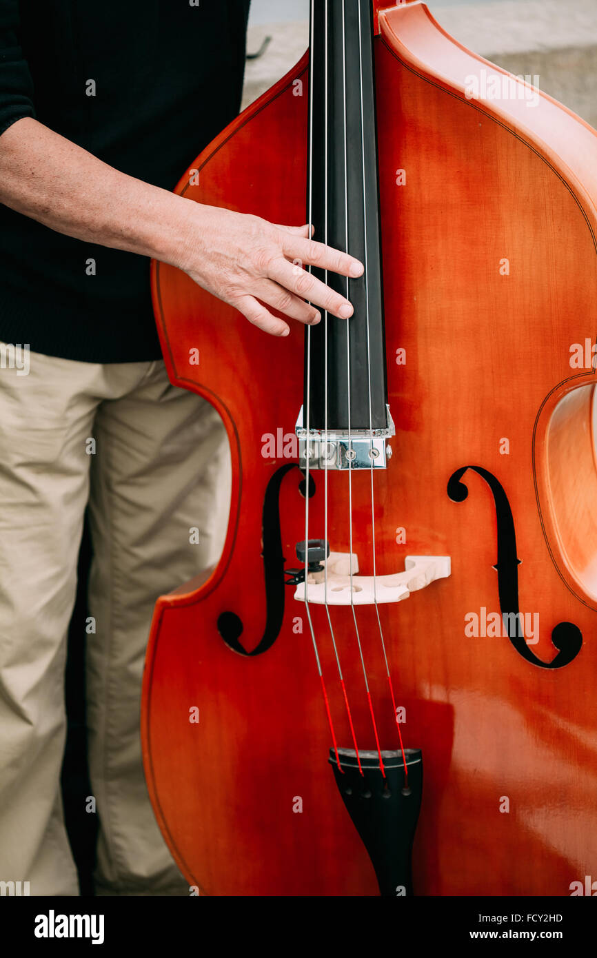 Les chansons de jazz rue musicien ambulant en plein air. Close up de contrebasse instruments de musique Banque D'Images