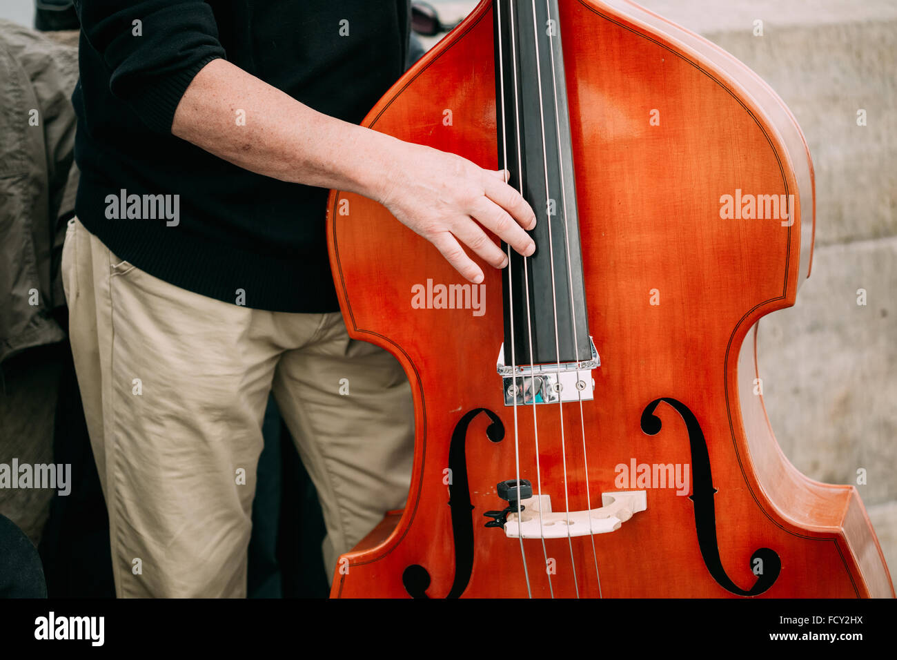 Les chansons de jazz rue musicien ambulant en plein air. Close up de contrebasse instruments de musique Banque D'Images