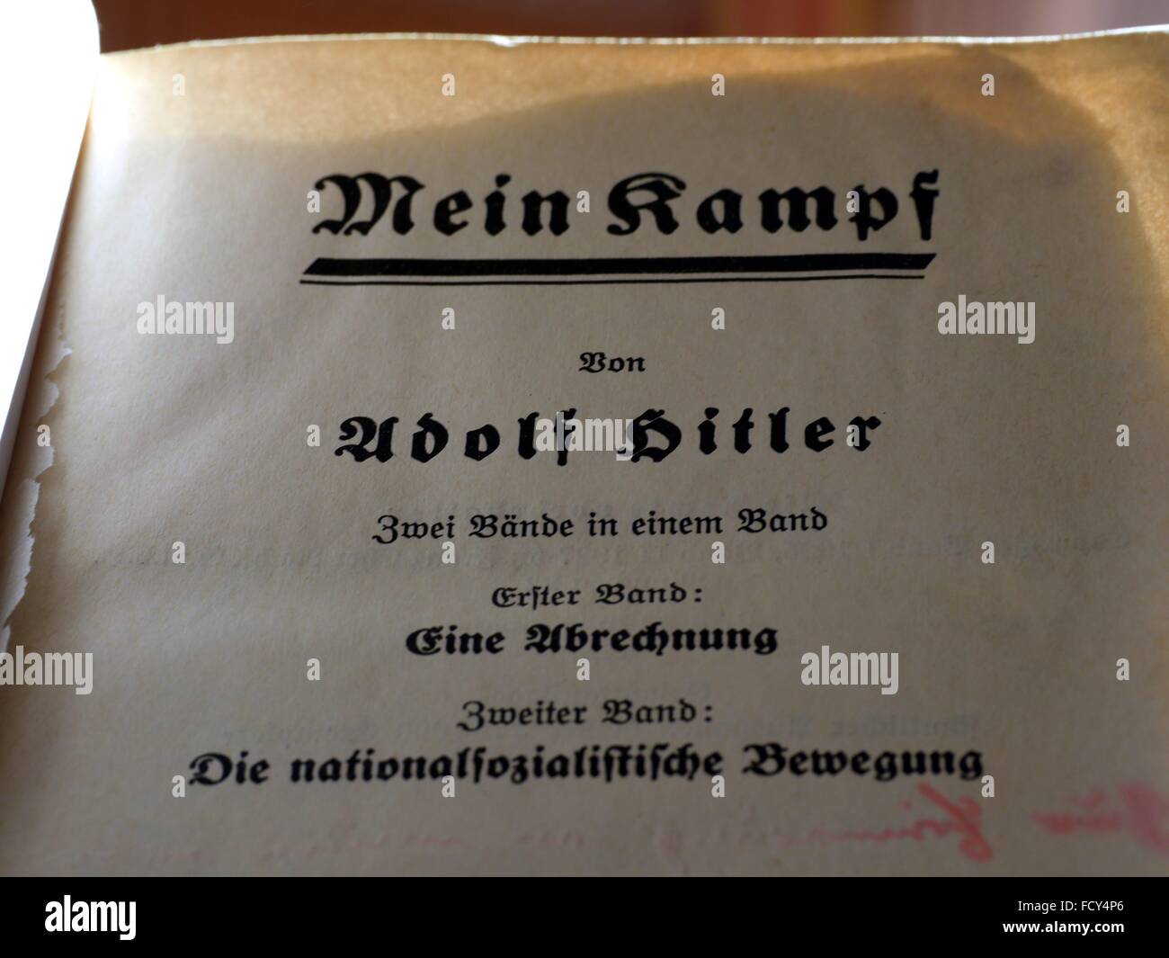 Une édition de 1938 de 'Mein Kampf' par Adolf Hitler, photographié sur 19. Janvier 2016 à Kassel (Hesse). Photo : Franz-Peter Tschauner/dpa Banque D'Images