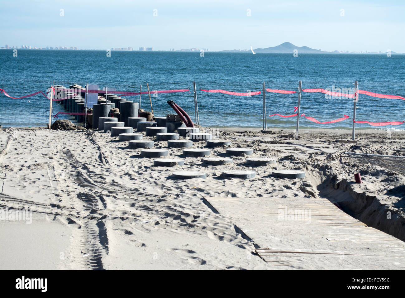 Les travaux de construction d'une nouvelle jetée à la Mar Menor à Los Alcazares, Murcia, Espagne Banque D'Images