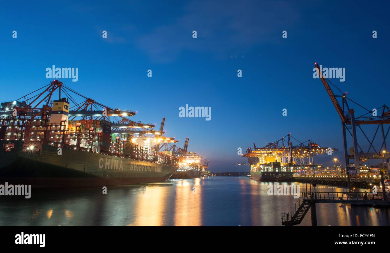 Les navires sont à quai dans le port de Hambourg, 20 janvier 2016 à Hambourg, Allemagne. Banque D'Images