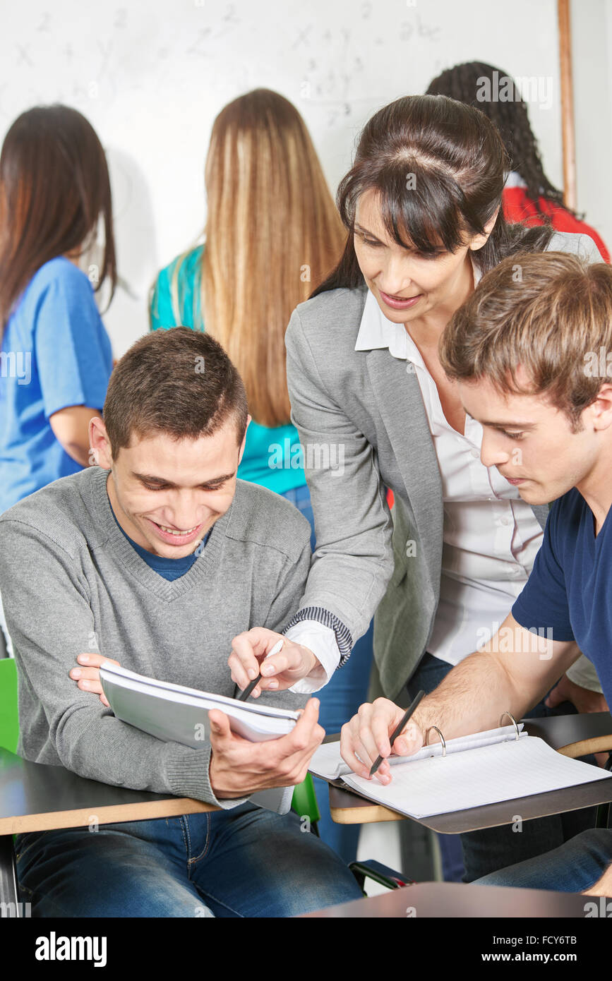 Deux garçons apprennent dans des cours privés à l'école Banque D'Images