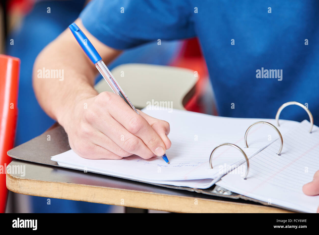 Student taking notes avec son bloc-notes à l'école Banque D'Images