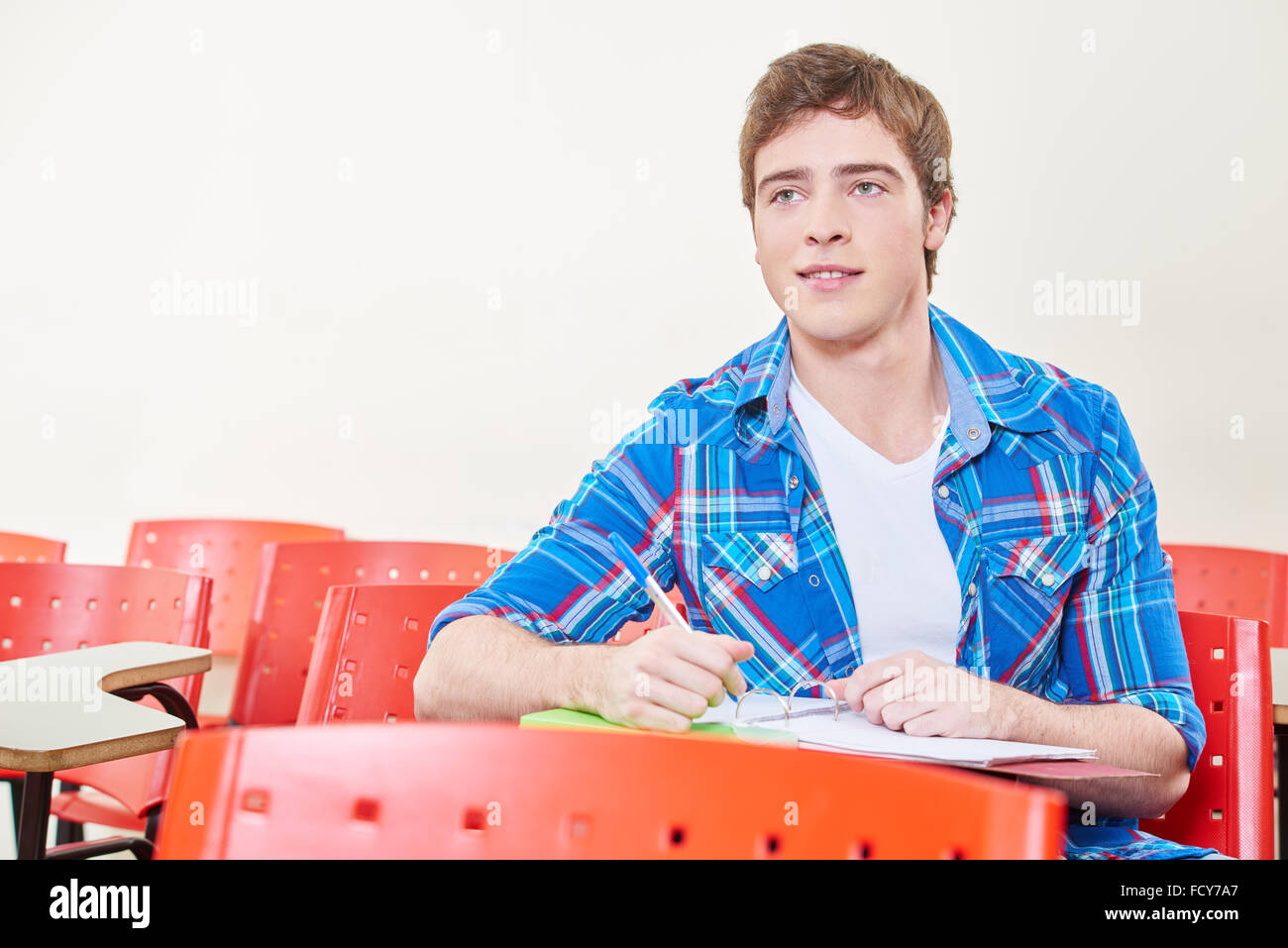 Étudiant motivé la prise de notes en classe à l'école secondaire Banque D'Images
