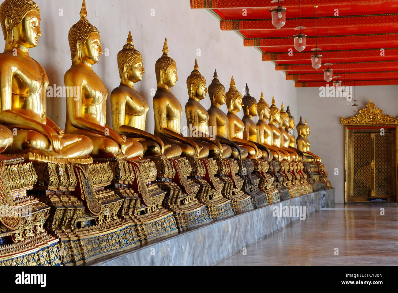 Statues de Bouddha en or permanent. Temple de Wat Pho à Bangkok, Thaïlande Banque D'Images