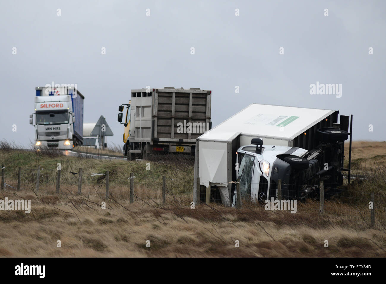 Un camion renversé par vent fort sur l'A628 Woodhead Pass, près de Dunford Bridge, West Yorkshire. © Scott Bairstow/Alamy Banque D'Images