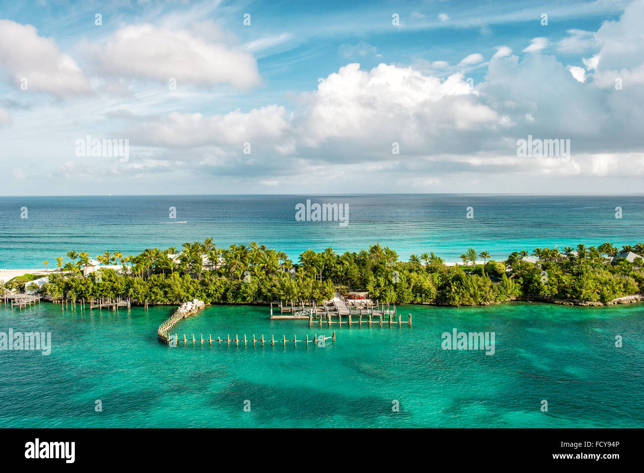 La mer turquoise et ciel bleu. Nature Paysage mer des Caraïbes. Bahamas. Nassau Banque D'Images