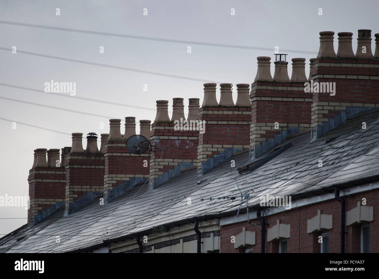 Sur les cheminées des maisons mitoyennes à Cardiff, Pays de Galles du Sud. Banque D'Images