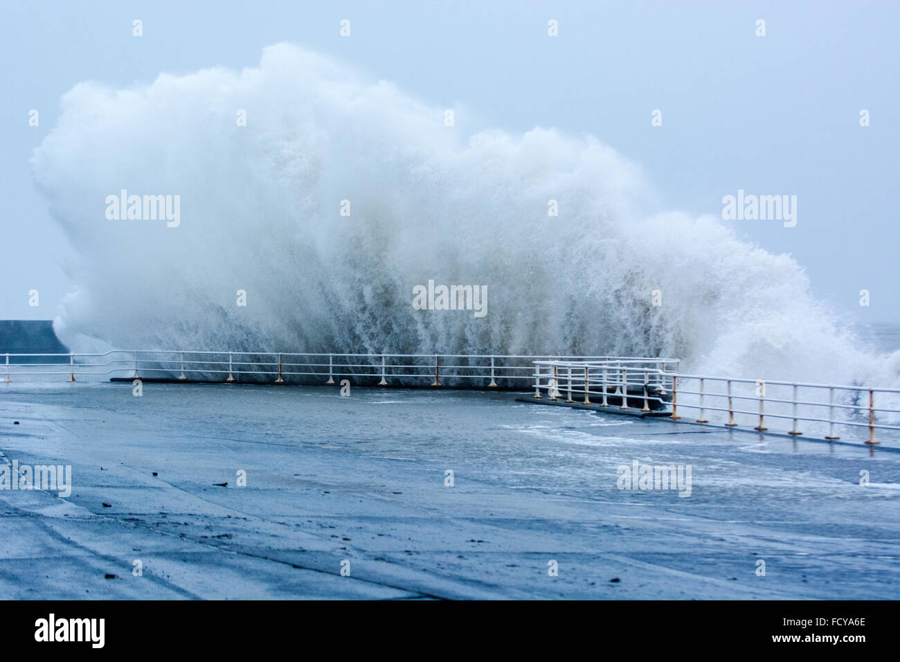 L'Ouest du pays de Galles, Aberystwyth, UK. 26 janvier, 2016. Météo britannique. Des coups de vent et une marée haute ajouté à ce qui reste de la tempête qui ont acheté les blizzards aux causes nous en vagues gigantesques de la côte ouest du pays de Galles la livre. Avec de fortes pluies et des vents violents. Trebuchet © Photographie/Alamy News Live Banque D'Images