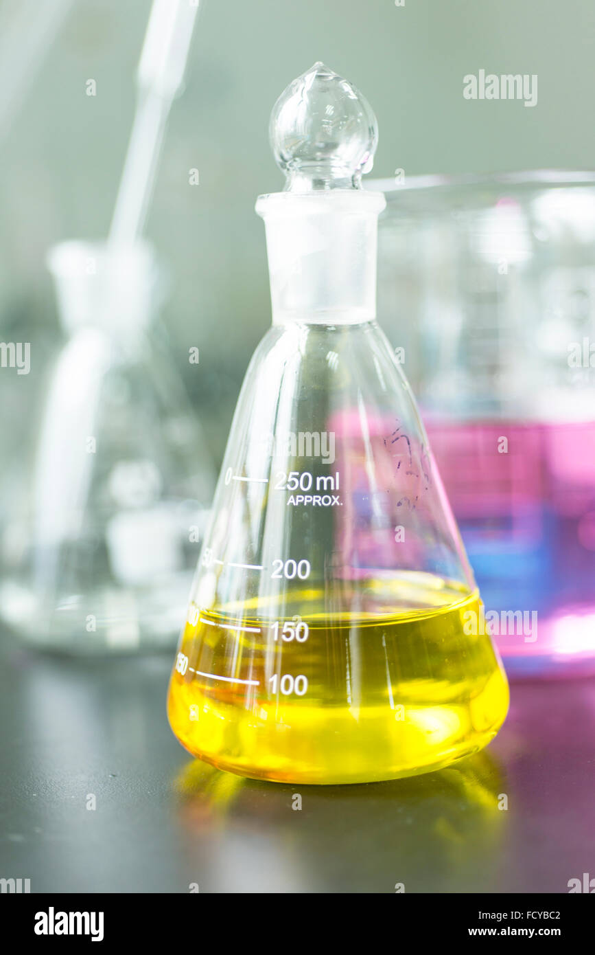 Dans la fiole chimique jaune sur la table au laboratoire Banque D'Images
