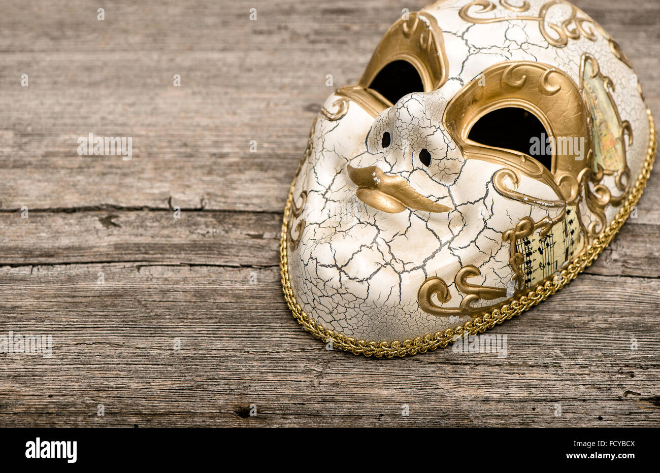 Masque de carnaval sur fond harlequin rustique en bois. Mardi gras. Arrière-plan de vacances Banque D'Images