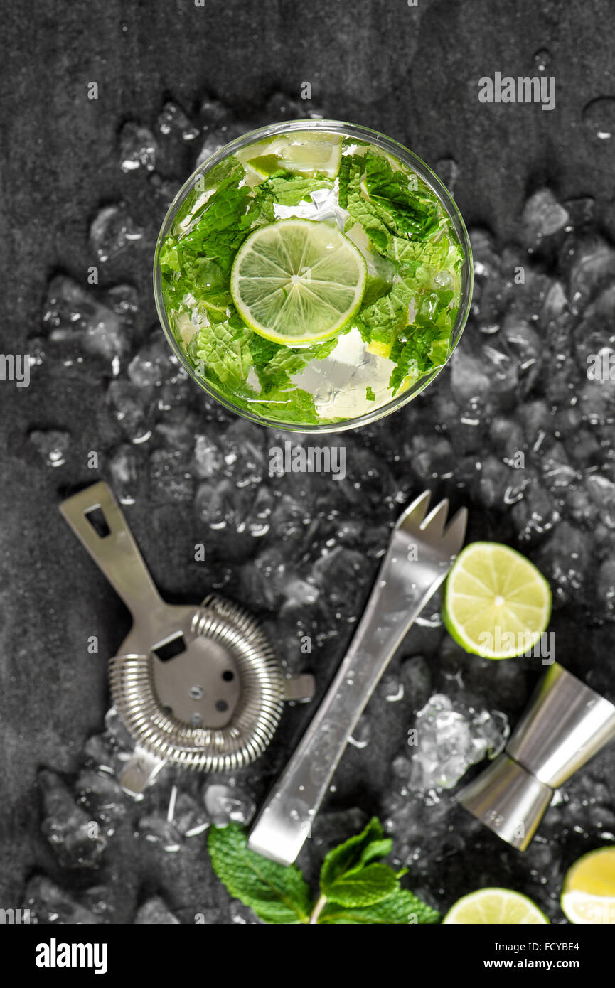 Cocktail glacé au citron vert, menthe, glace. Verre fabrication d'outils et d'ingrédients. Vue d'en haut Banque D'Images