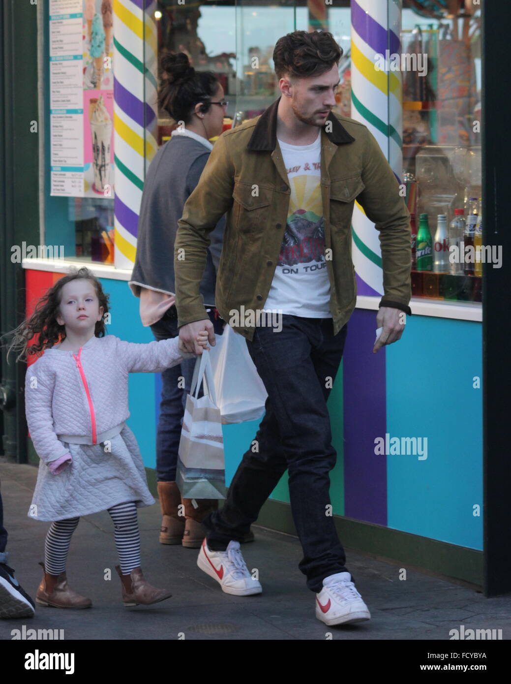 Aaron Taylor-Johnson Sam et prendre leur fille Wylda Rae Romy Hero et achats de Noël à la Grove avec : Aaron Taylor-Johnson Où : Los Angeles, California, United States Quand : 23 déc 2015 Banque D'Images