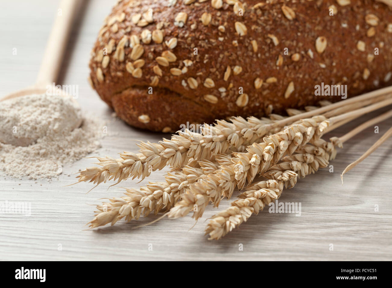 Le pain de blé entier, les épis de blé et de la farine séchée Banque D'Images