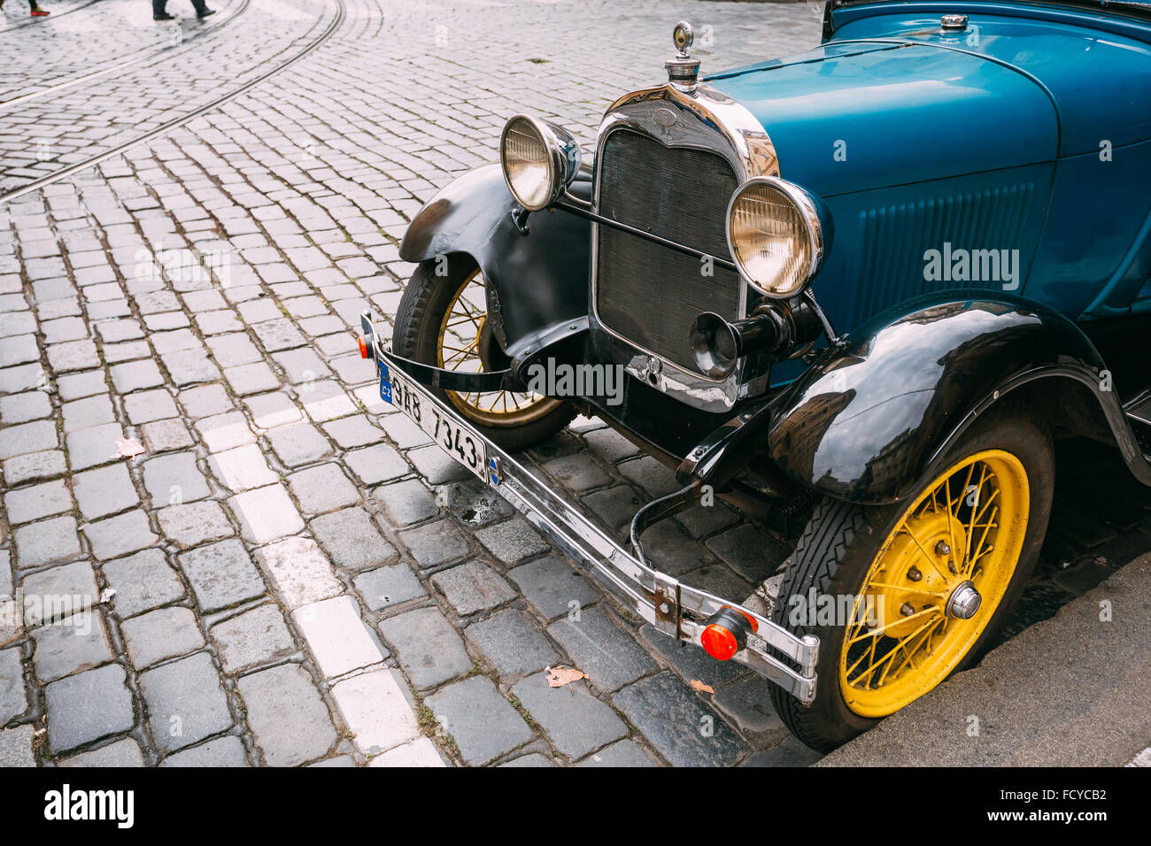 Prague, République tchèque - Le 10 octobre 2014 : Close up of old vintage blue car Ford UN Banque D'Images
