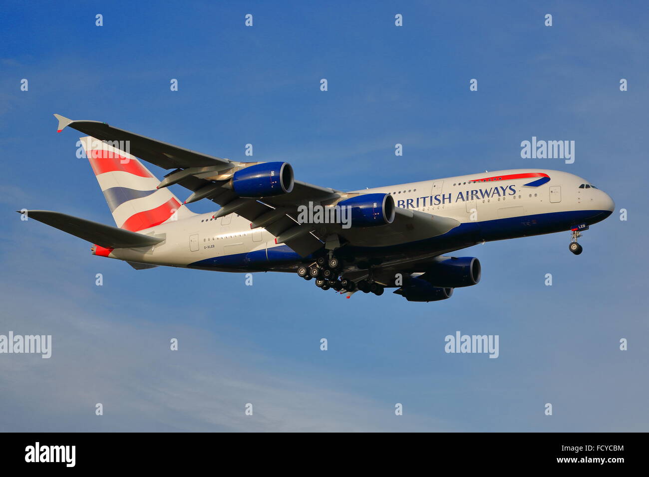 British Airways Airbus A380-800 G-XLEB l'atterrissage à l'aéroport Heathrow de Londres, UK Banque D'Images