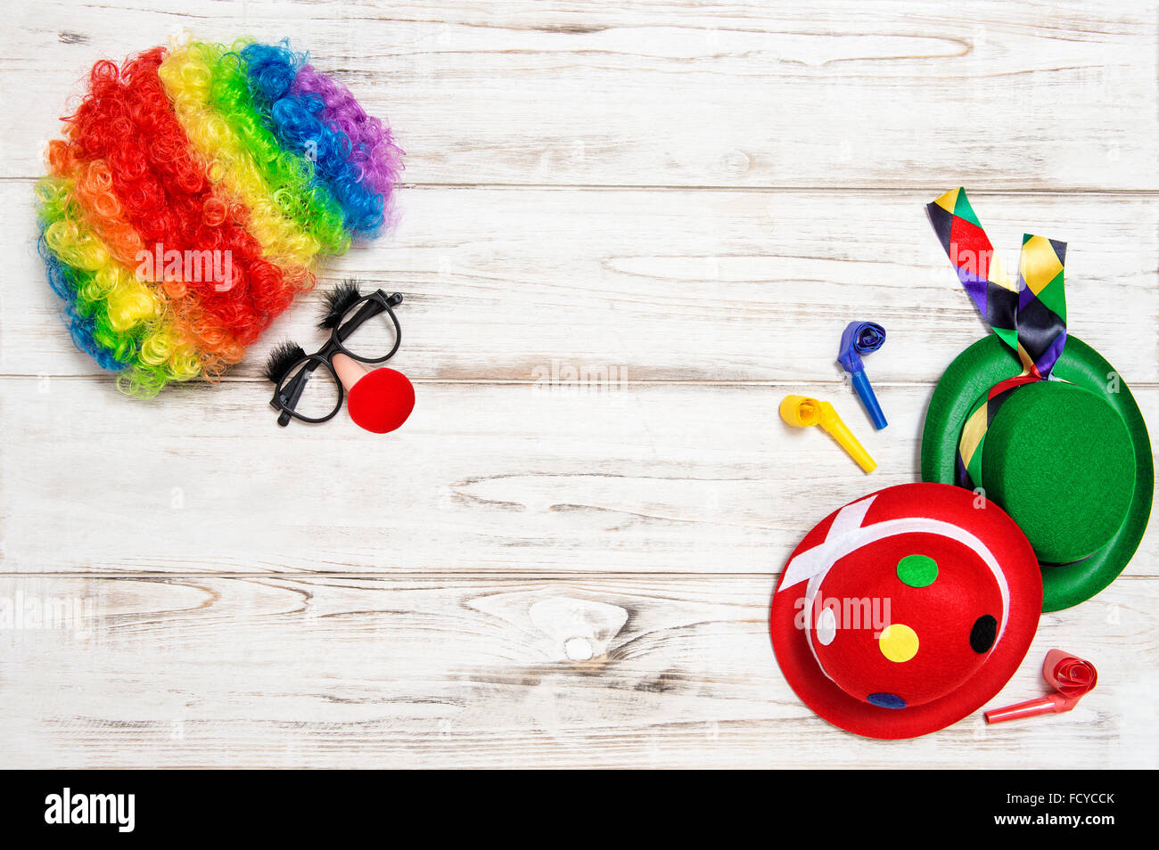 Masque de carnaval clown. Vacances bannière. Fond de bois Banque D'Images