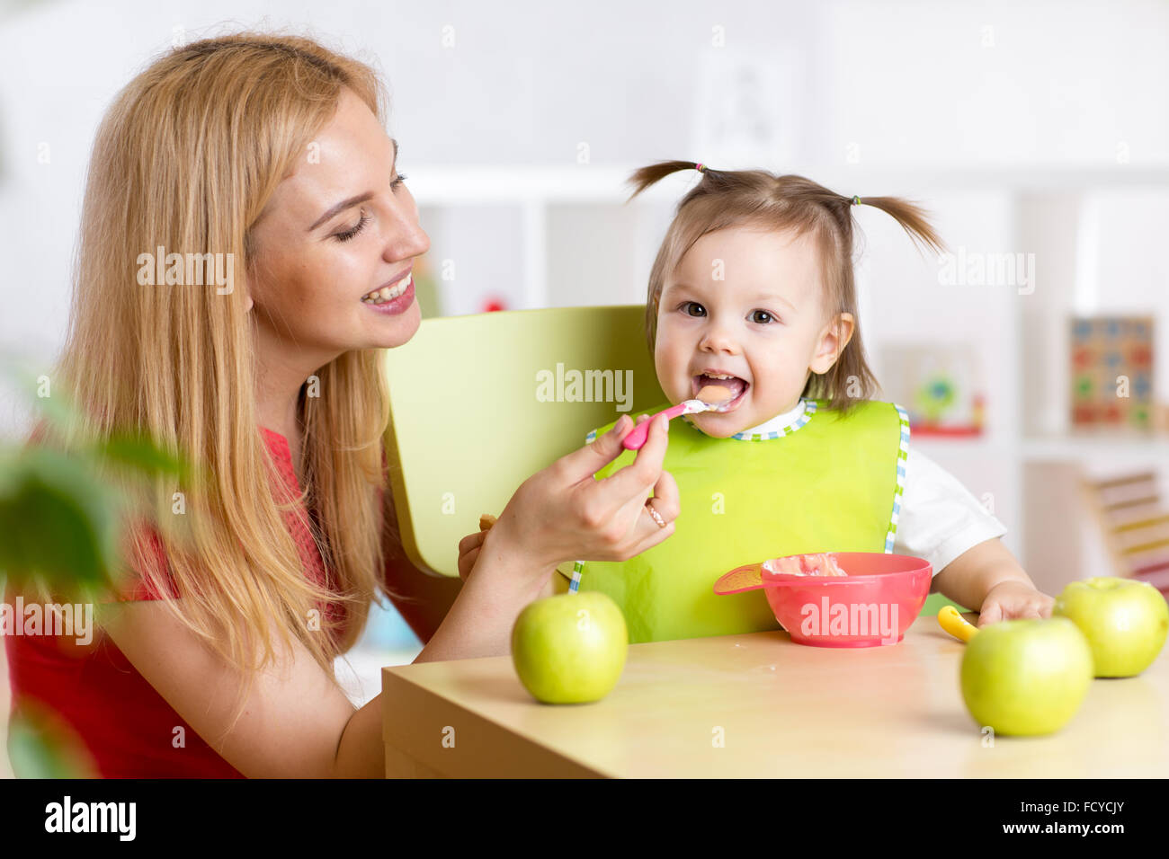 L'alimentation de la mère à son enfant des aliments sains Banque D'Images